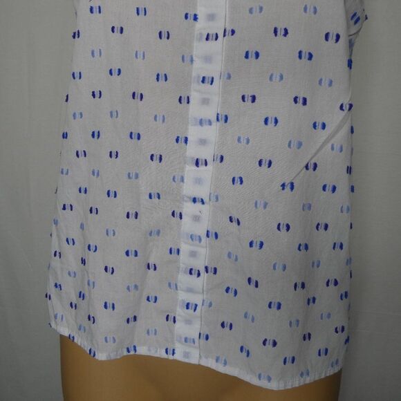 CeCe Clipped Swiss Dot Button Up Shirt Sleeveless - Picture 4 of 10